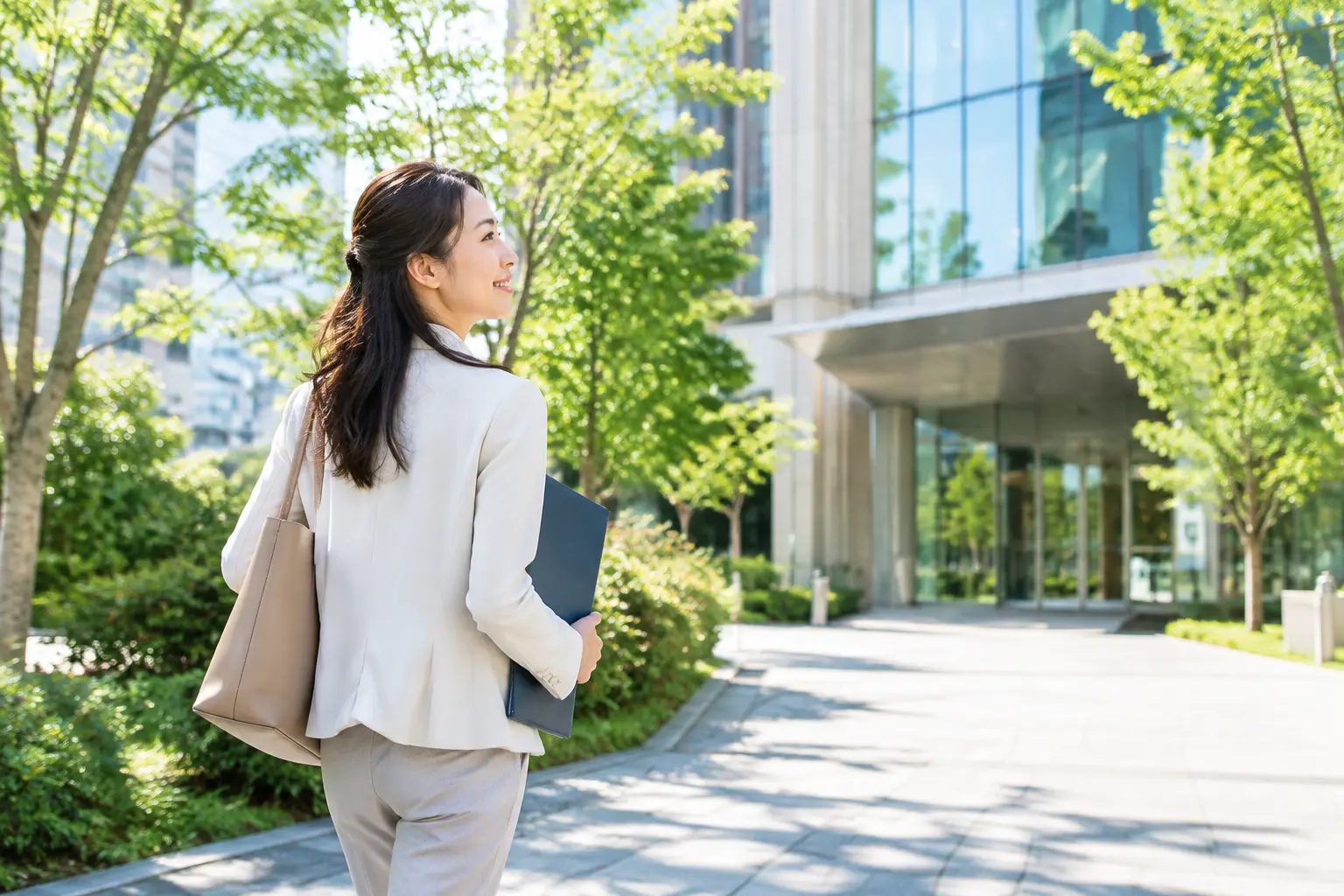 新しい仕事へ歩く女性