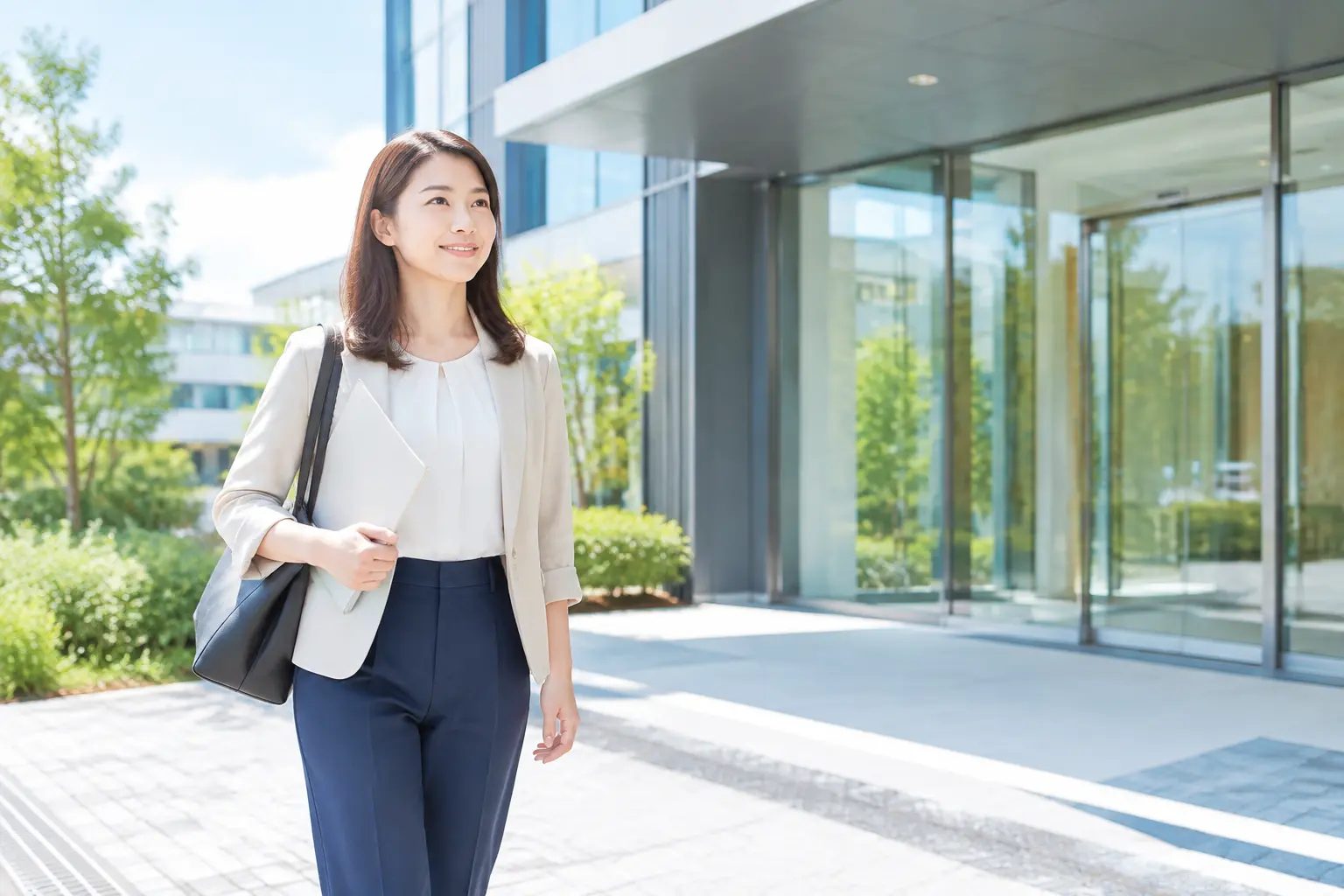 新しい事務職へ進む日本人女性