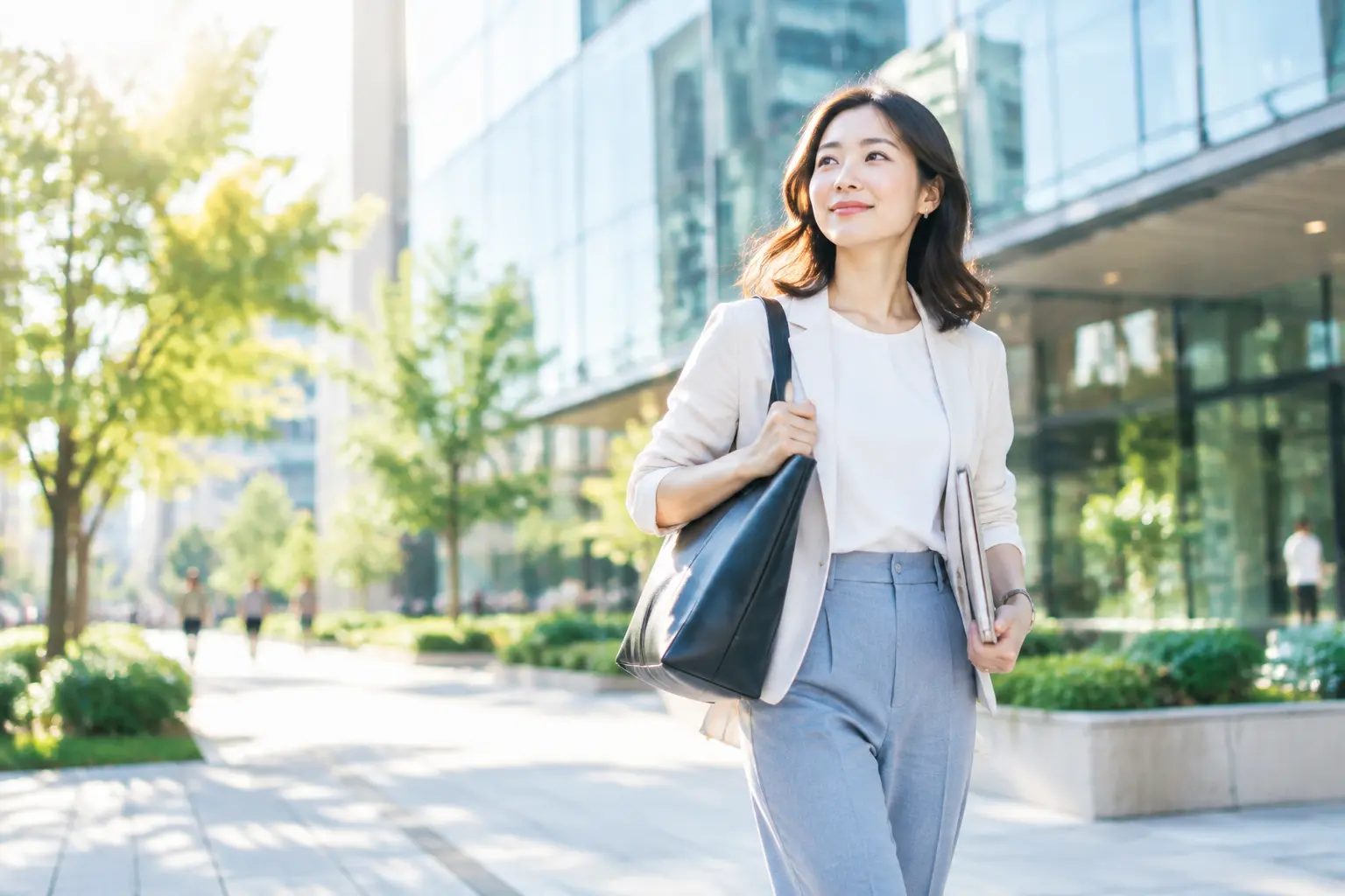 新しい仕事へ前向きに進む女性