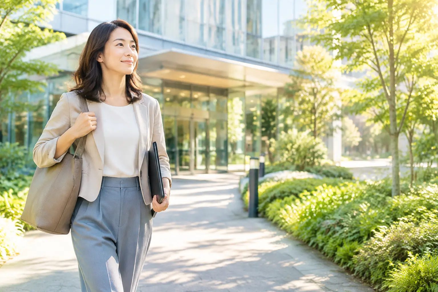 明るい未来へ進む日本人女性